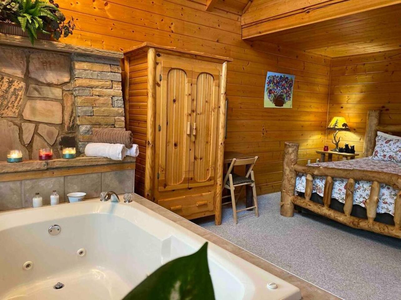 Romantic, Honeymoon Cabin In The Smokies! แกตลิงเบิร์ก ภายนอก รูปภาพ