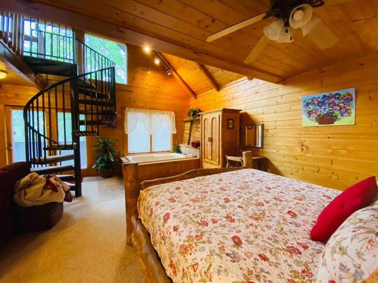 Romantic, Honeymoon Cabin In The Smokies! แกตลิงเบิร์ก ภายนอก รูปภาพ